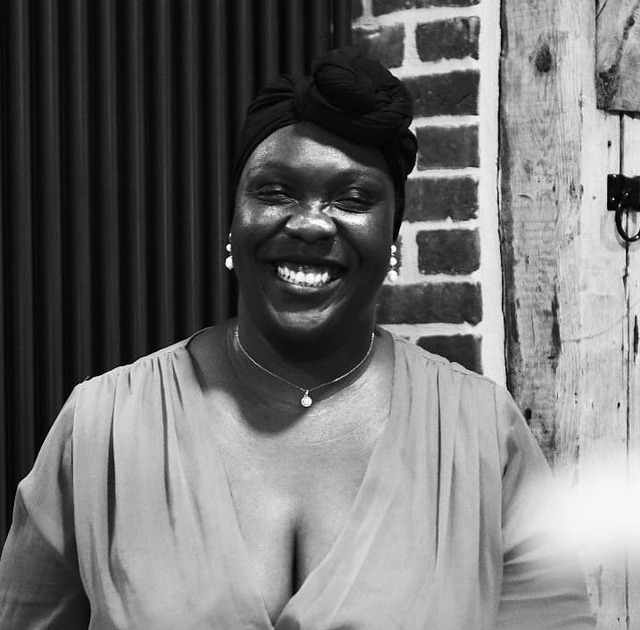 Joy Grace souriante en concert